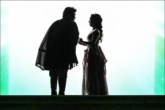 오페라 마술피리 중 타미노와 파미나가 노래하는 장면 /(c)세종문화회관 제공