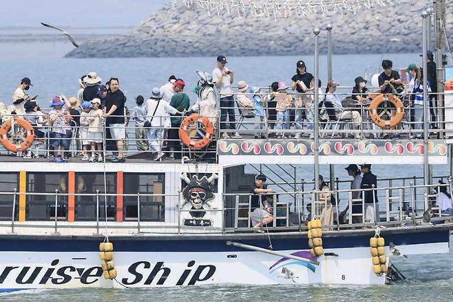 화성특례시가 지난달 30일부터 3일간 진행한 '제15회 뱃놀이축제'를 찾은 관광객들이 보트 승선체험을 하고 있다.화성특례시 제공