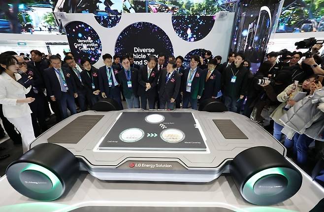 ‘인터배터리 2025’에서 안덕근 산업통상자원부 장관, 김동명 LG에너지솔루션 사장, 최주선 삼성SDI 사장 등이 LG에너지솔루션 부스에서 4680원통형 배터리가 적용된 차체를 살펴보고 있다. 사진=연합뉴스