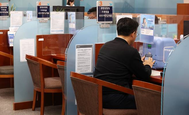 서울 시내의 한 은행 창구에서 시민이 은행 업무를 보고 있다. 사진=이솔 한국경제신문 기자