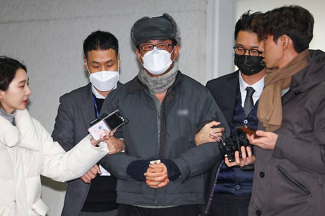 ‘12·3 비상계엄’ 기획에 관여한 혐의로 구속된 노상원 전 국군정보사령관이 지난해 12월24일 오전 은평구 서울서부경찰서에서 검찰로 송치되고 있다. 연합뉴스