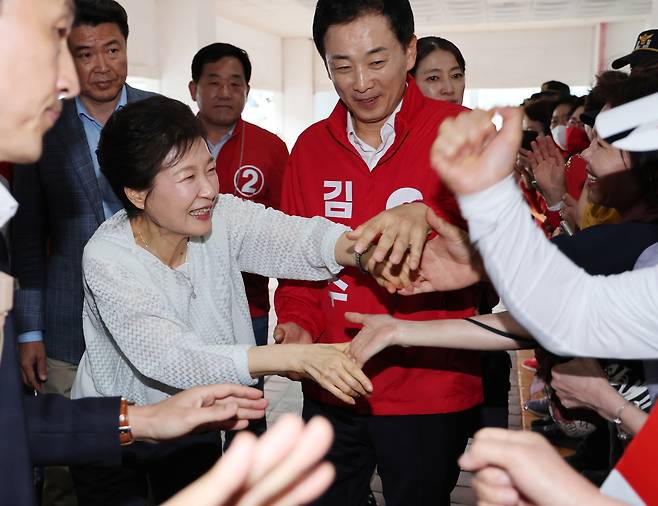 박근혜 전 대통령이 2일 울산공업센터 기공식 기념관이 있는 장생포문화창고를 찾아 지지자와 인사하고 있다. 연합뉴스