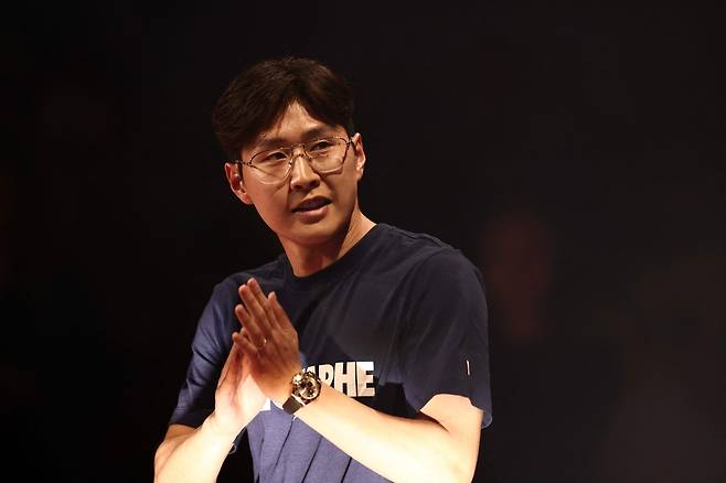 PSG 이강인이 2일 프랑스 파리에서 열린 UCL 우승 축하연에서 박수를 치고 있다.  파리 | AFP연합뉴스