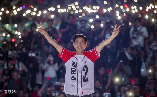 쌍브이 김문수 국민의힘 대선 후보가 선거운동 마지막 날인 2일 서울시청 앞 서울광장에서 열린 마지막 총유세에서 시민들의 지지를 호소하고 있다. 한수빈 기자