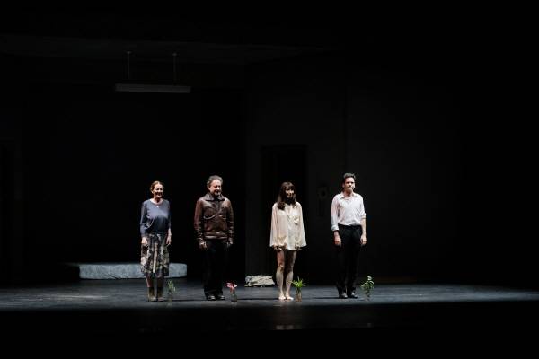 지난 1일 영화의전당 하늘연극장에서 ‘제22회 부산국제연극제’ 폐막작 ‘채식주의자’ 커튼콜이 진행되고 있다. 김태훈 기자