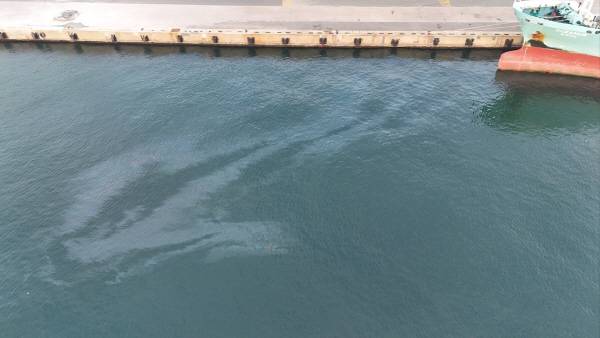 지난달 31일 바누아투 선적의 원양어선이 연료유를 이송하던 중 해상에 기름을 유출시켜 해양경찰에 적발됐다. 부산해양경찰서 제공