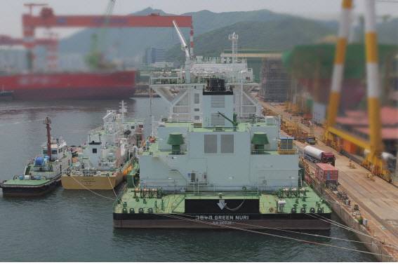 선박해양플랜트연구소가 거제 삼성중공업 안벽에서 우리나라에서 처음으로 소형 벙커링 선박을 활용한 ‘선박 간(STS:Ship-to-Ship) 액화천연가스 벙커링 동시 작업’ 실증을 하고 있다. 연구소 제공