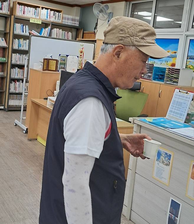 Song Dae-gun, a retiree in his 80s, visits a local library in Busan, Monday. (Lee Si-jin/The Korea Herald)