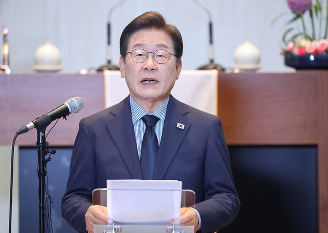 Democratic Party of Korea candidate Lee Jae-myung urges people to vote for him during a press conference held at a church in Gyeonggi Province on Monday. Yonhap