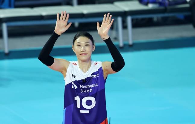 Kim Yeon-koung waves to fans during the KYK Invitational 2025 All-Star game series at Incheon Samsan World Gymnasium in Incheon on May 18. [NEWS1]