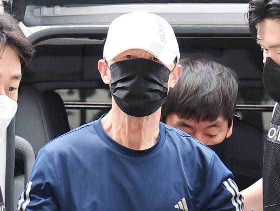 A man surnamed Won, in his 60s, accused of setting fire to a moving subway train on Seoul Metro Line No. 5, appears at the Seoul Southern District Court in Yangcheon District, western Seoul, on June 2 for a pretrial detention hearing. [NEWS1]