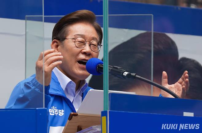 이재명 더불어민주당 대선 후보가 21일 인천 남동구 구월 로데오광장에서 열린 집중유세에 참석해 발언하고 있다. 유희태 기자