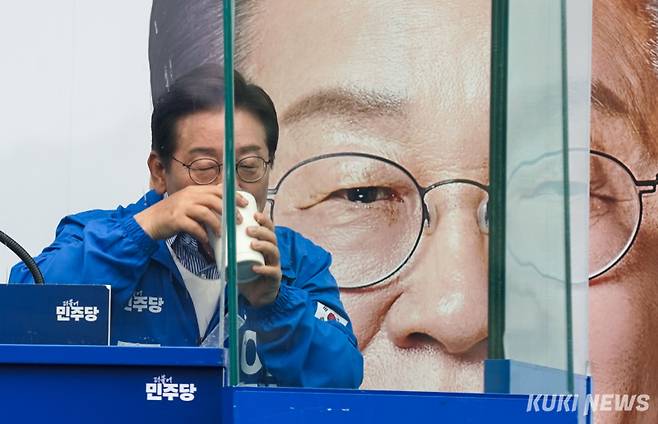 이재명 더불어민주당 대선 후보가 2일 서울 강북구 북서울꿈의숲 서문 광장에서 유세를 마치고 물을 마시고 있다.