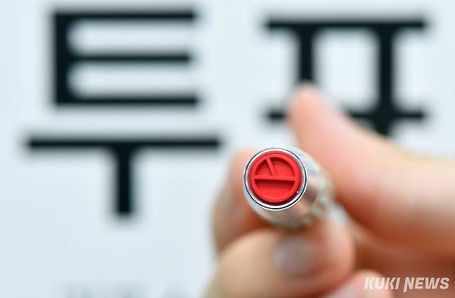 기표소 안에서 투표지를 촬영해 인스타그램, 페이스북, 트위터 등 소셜미디어(SNS) 등에 올려선 안 되며 손가락으로 기호를 표시한 투표 '인증샷'은 가능하지만, 촬영은 투표소 밖에서만 해야 한다.