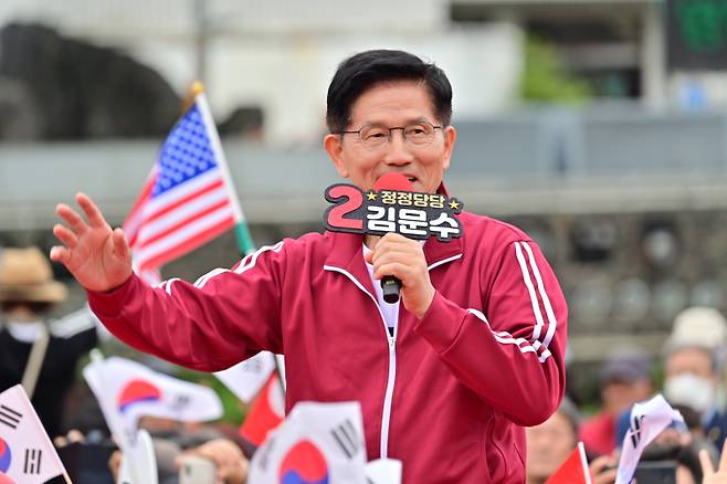 국민의힘 김문수 대선 후보가 2일 오전 제주시 동문로터리에서 유세를 하고 있다. 연합뉴스