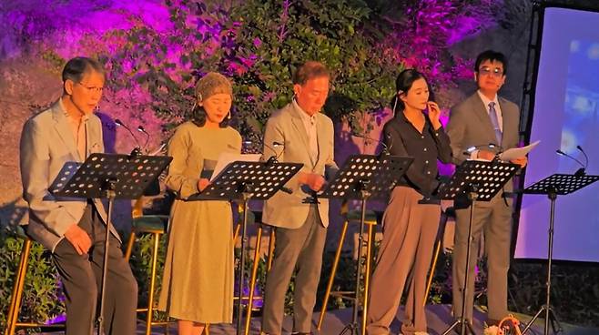 (왼쪽부터) 김종성, 서혜정, 배한성, 김상현, 박기량 성우가 봄밤을 특별한 목소리로 수놓고 있다. 옥녀봉 예술제