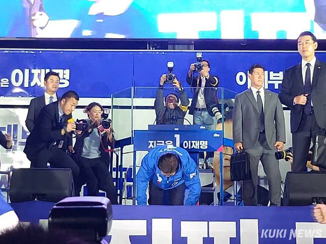 이재명 더불어민주당 대선 후보가 2일 서울 영등포구 여의도공원 문화의 마당에서 열린 집중 유세에서 시민들에게 큰절을 올리고 있다. 권혜진 기자