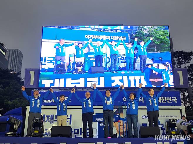 김동명(왼쪽부터), 강금실, 윤여준, 박찬대, 정은경, 김경수 더불어민주당 상임총괄선대위원장이 &nbsp;2일 서울 영등포구 여의도공원 문화의 마당에서 열린 이재명 대선 후보 집중 유세에 참석했다. 권혜진 기자