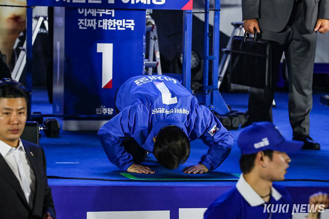 이재명 더불어민주당 대선 후보가 2일 서울 영등포구 여의도공원에서 열린 마지막 집중 유세에서 시민들에게 큰절하고 있다. 유희태 기자