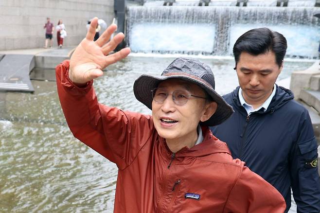 이명박 전 대통령이 청계천 복원 20주년을 맞아 2일 서울 종로구 청계천을 산책하며 시민들과 인사하고 있다. 공동취재, 연합뉴스