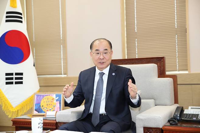 최재원 부산대학교 총장이 인터뷰를 하고 있다. 부산대 제공