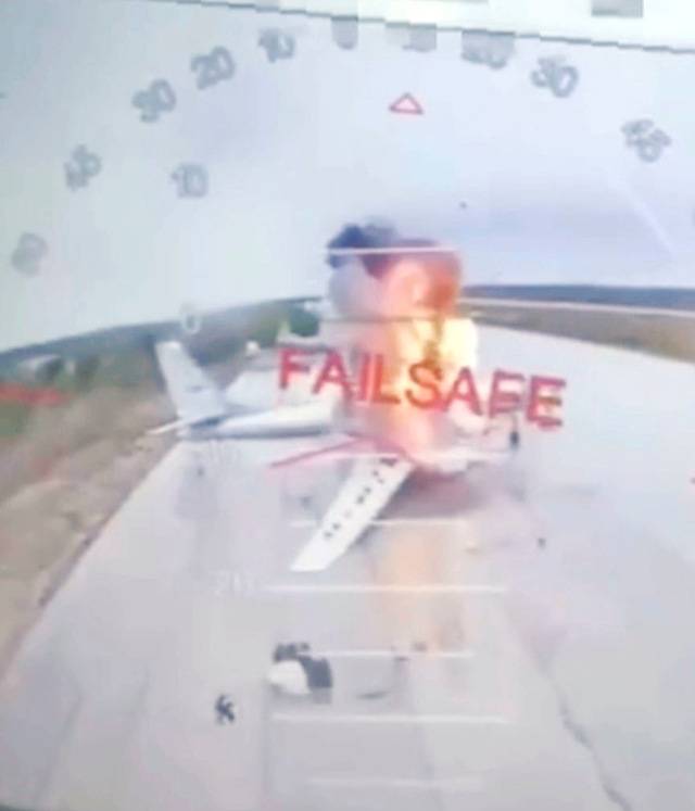 우크라이나 보안국이 공개한 영상에서 드론이 러시아 공군기지 활주로의 전폭기를 타격해 화염이 치솟는 장면. AP연합뉴스