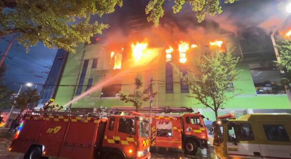 2일 오전 인천 서구 가좌동 금속 제품 제조공장에서 불이 나고 있다. 인천소방본부 제공