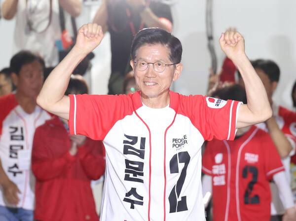 국민의힘 김문수 대선 후보가 2일 서울시청 앞 서울광장에서 열린 피날레 유세에서 지지를 호소하고 있다. 연합뉴스