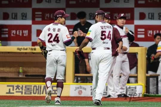 이닝을 마치고 더그아웃에 돌아가며 동료와 기쁨을 나누는 알칸타라. 사진[연합뉴스]