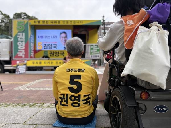 ▲선거운동 마지막 날인 2일 오전 8시45분혜화역 장애인 차별 철폐 투쟁 현장을 찾은 권영국 후보. 사진=윤유경 기자.