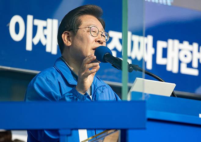 더불어민주당 이재명 대선 후보가 막바지 ‘험지 공략’에 나선 지난 1일 울산광역시 일산해수욕장 앞에서 시민들에게 지지를 호소하고 있다. [사진 출처 = 연합뉴스]