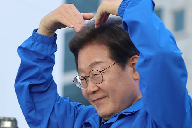 더불어민주당 이재명 대선 후보가 선거를 이틀 앞둔 1일 부산광역시 부산역광장에서 유세장을 가득 메운 시민들을 향해 하트 인사를 하고 있다.  [사진출처 = 연합뉴스]