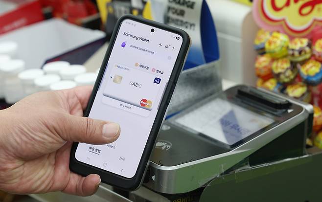 2일 오전 서울 시내 한 편의점에서 한 시민이 결제를 위해 단말기에 지문인식으로 로그인을 시도하고 있다. [사진 = 연합뉴스]