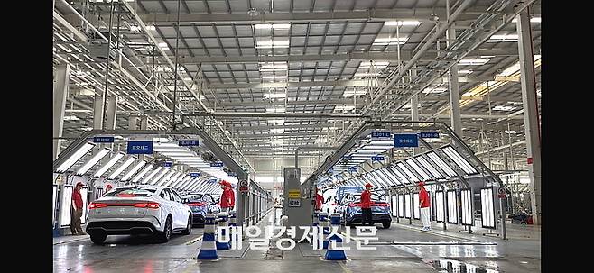 지난달 28일 기자가 방문한 중국 산둥성 지난시 소재 BYD의 전기차 공장. 올해 들어 급증한 주문을 소화하기 위해 각 제조 라인이 분주하게 움직이고 있다. 이곳에서는 ‘아토3(위안플러스)’와 ‘씰06 DM-i’ 등 인기 모델을 생산 중이며 올해 들어 현재까지 생산량은 약 40% 증가했다.  <지난 송광섭 특파원>