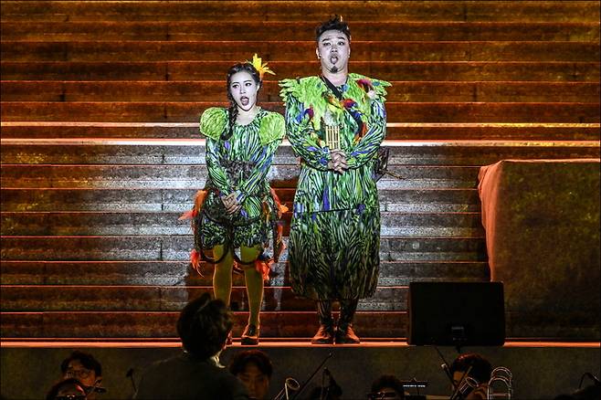 1일 광화문광장에서 열린 서울시오페라단 야외 오페라 ‘마술피리’에서 인상적 연기를 선보인 파파게노 역 바리톤 전병권(오른쪽)과 파파게나 역 소프라노 김동연. 사진제공=세종문화회관