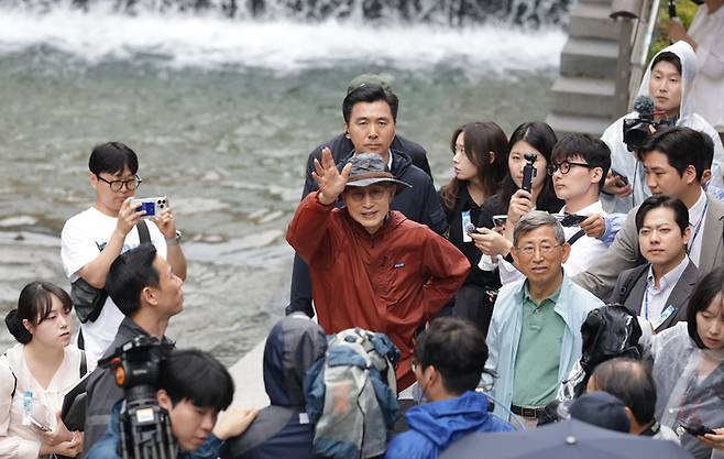 이명박 전 대통령이 청계천 복원 20주년을 맞아 2일 서울 종로구 청계천을 산책하며 시민들과 인사하고 있다. [사진 출처 = 공동취재단, 연합뉴스]