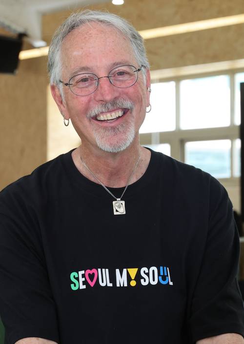 샘 리처드 펜실베니아 주립대 교수가 매일경제와의 인터뷰 도중 환하게 웃고 있다. [이승환 기자]