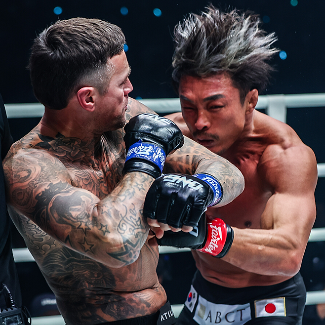 아시안게임 유도 금메달리스트 겸 K-1 Hero‘s 8강 토너먼트 우승자 아키야마 요시히로(한국어명 추성훈)가 2024년 1월 글로리 챔피언 니키 홀즈컨과 일본 도쿄 아리아케 아레나 ONE 슈퍼파이트로 대결하고 있다. 사진=Group One Holdings Pte. Ltd