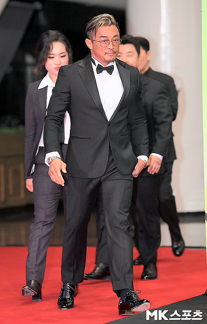 2002년 제14회 부산 하계아시안게임 유도 금메달리스트 겸 2006년 K-1 Hero‘s 8강 토너먼트 우승자 아키야마 요시히로(한국어명 추성훈)가 2023년 12월 KBS 연예대상 레드카펫을 지나가고 있다. 사진=천정환 기자