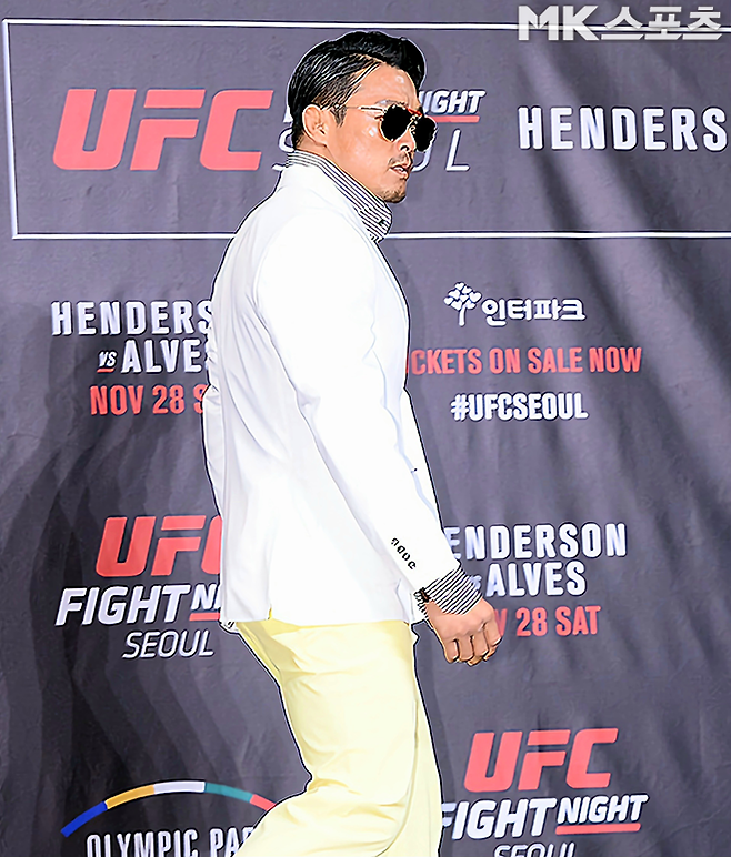 2002년 제14회 부산 하계아시안게임 유도 금메달리스트 겸 2006년 K-1 Hero‘s 8강 토너먼트 우승자 아키야마 요시히로(한국어명 추성훈)가 2015년 9월 UFC 서울대회 입장권 판매 시작 기자회견에 입장하고 있다. 사진=천정환 기자