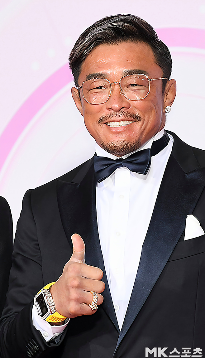 2002년 제14회 부산 하계아시안게임 유도 금메달리스트 겸 2006년 K-1 Hero‘s 8강 토너먼트 우승자 아키야마 요시히로(한국어명 추성훈)가 2022 SBS 연예대상 포토월에 서 있다. 사진=천정환 기자