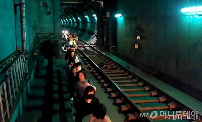 (서울=뉴스1) = 31일 오전 서울 지하철 5호선 마포역~여의나루역 구간을 지나는 열차에서 방화로 인한 화재가 발생, 승객들이 선로를 통해 대피하고 있다. (영등포소방서 제공. 재판매 및 DB 금지)  2025.6.1/뉴스1  Copyright (C) 뉴스1. All rights reserved. 무단 전재 및 재배포,  AI학습 이용 금지. /사진=(서울=뉴스1)