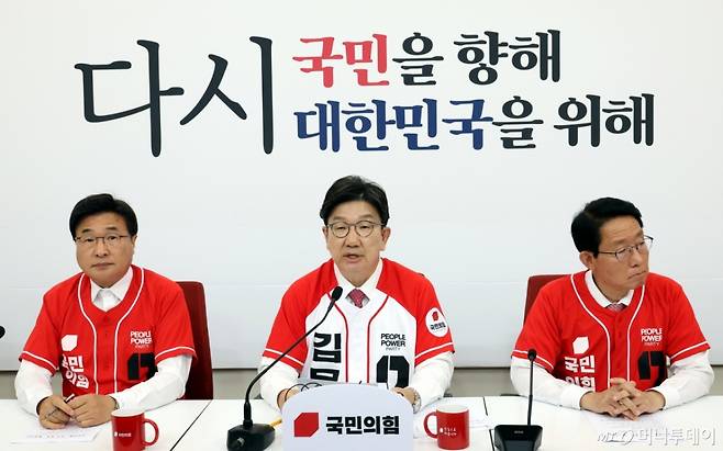 [서울=뉴시스] 조성봉 기자 = 권성동 국민의힘 공동선거대책위원장이 29일 오후 서울 여의도 국회에서 열린 대선 현안 및 추가 공약 발표 기자간담회에서 발언을 하고 있다. 왼쪽부터 김대식 의원, 권 공동선대위원장, 김상훈 정책위의장. 2025.05.29. suncho21@newsis.com /사진=조성봉