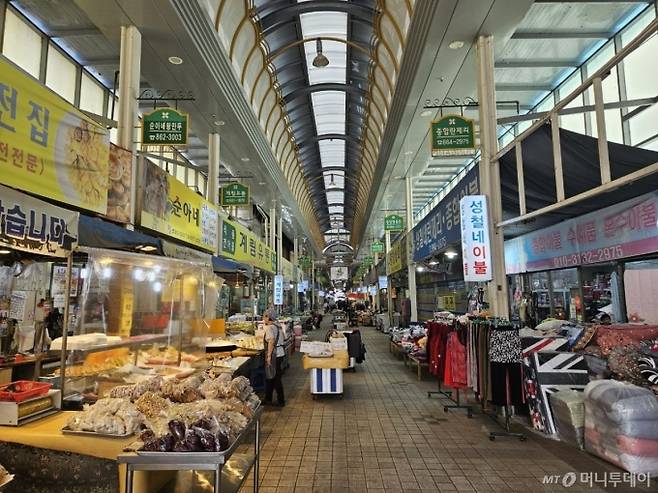 경기 동두천 중앙시장에서 상인들이 영업을 하는 모습. /사진=안재용 기자