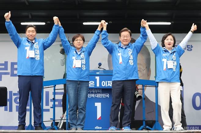 [하남=뉴시스] 권창회 기자 = 이재명 더불어민주당 대선후보가 2일 경기 하남시 스타필드 하남 광장에서 열린 유세에서 김용만 의원, 정은경 총괄선대위원장, 추미애 의원과 손을 맞잡고 있다. 2025.06.02.