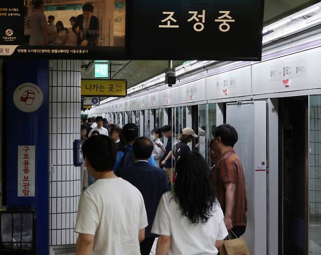 지난달 31일 오전 방화로 인해 운행이 중단됐던 서울 지하철 5호선 마포역에서 열차가 정상 운행하고 있다. /사진=뉴시스.