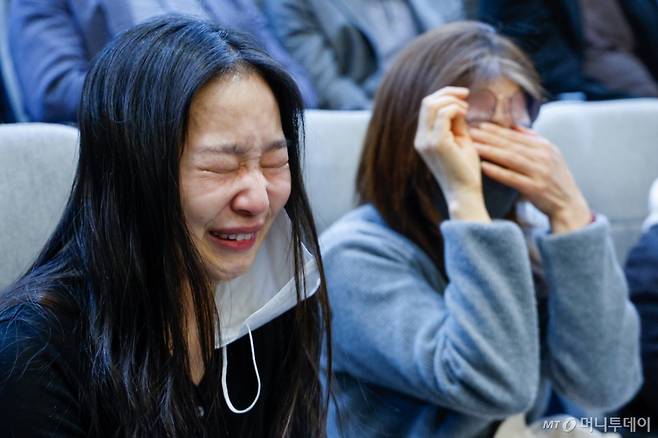 (서울=뉴스1) 안은나 기자 = 코로나19백신 피해자 유가족들이 2일 오후 서울 여의도 국회에서 열린 제423회국회(임시회) 제3차 본회의에서 코로나바이러스감염증-19 예방접종 피해보상 등에 관한 특별법안(대안)이 재적 300인, 재석 265인, 찬성 263인, 반대 0인, 기권 2인으로 통과되자 눈물을 쏟고 있다. 2025.4.2/뉴스1  Copyright (C) 뉴스1. All rights reserved. 무단 전재 및 재배포,  AI학습 이용 금지. /사진=(서울=뉴스1) 안은나 기자