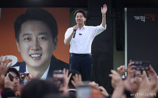 [서울=뉴시스] 조성봉 기자 = 이준석 개혁신당 대선후보가 1일 오후 서울 중구 서울역광장에서 열린 유세에서 지지를 호소하고 있다.2025.06.01. suncho21@newsis.com /사진=조성봉