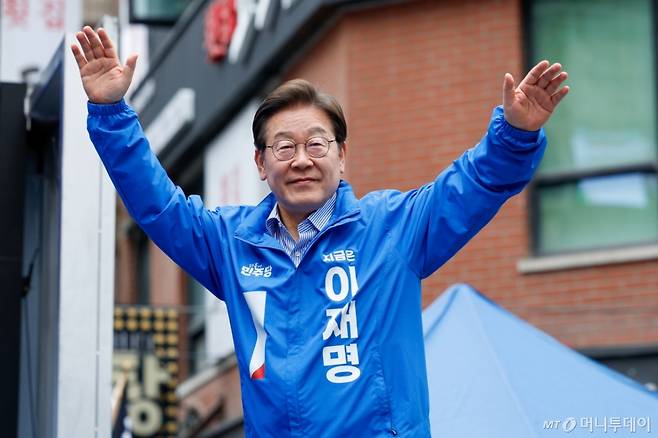 (광명=뉴스1) 안은나 기자 = 이재명 더불어민주당 대통령 후보가 제21대 대통령선거를 하루 앞둔 2일 오후 경기 광명시 철산로데오 광장을 찾아 인사하고 있다. 2025.6.2/뉴스1  Copyright (C) 뉴스1. All rights reserved. 무단 전재 및 재배포,  AI학습 이용 금지. /사진=(광명=뉴스1) 안은나 기자