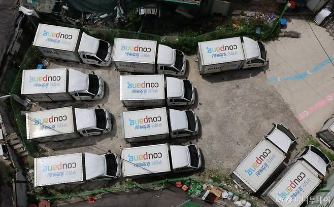 서울 시내의 한 쿠팡 물류센터에 주차된 차량 모습. /사진제공=뉴시스